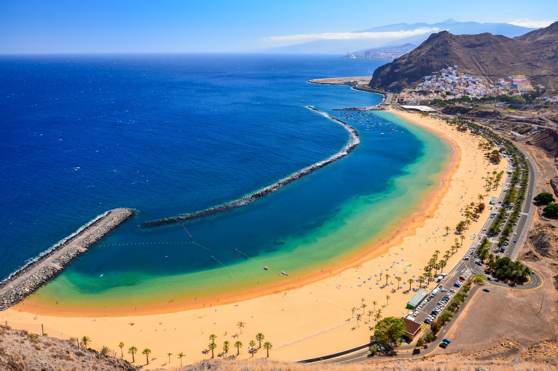'View of famous beach and ocean lagoon Playa de las Teresitas,Tenerife, Canary islands, Spain' - Kanariansaaret